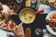 Les avantages de choisir un appareil à raclette avec une plaque de cuisson supplémentaire