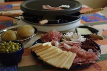 Comment accompagner votre raclette avec des choix de charcuterie et de légumes ?